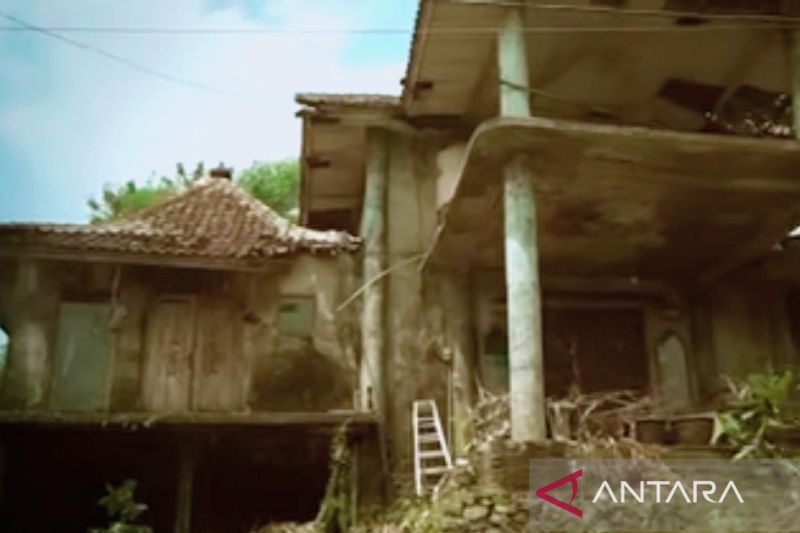 Viral Kisah Dokter Wayan Tinggal di Rumah Penuh Sampah di Karawang, karena Asmara Kandas?