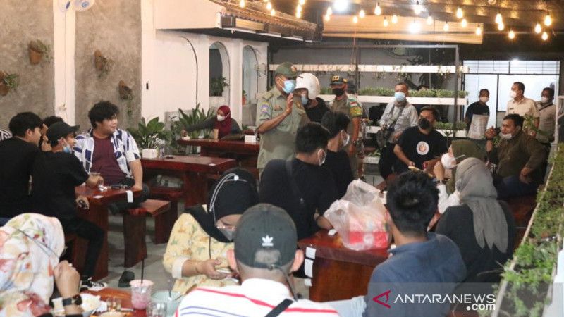 PPKM Jawa-Bali Diperpanjang: Warga Boleh Nongkrong di Mal hingga Jam 9 Malam