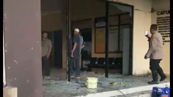 Polisi Tuduh Massa Lempar Polres Jaktim Pakai Bom Molotov 100 Kali