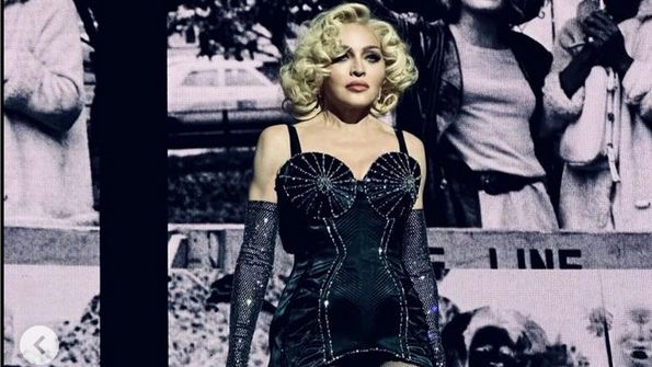 Lakukan Koreografi Saat Konser, Madonna Jatuh dari Kursi di Atas Panggung