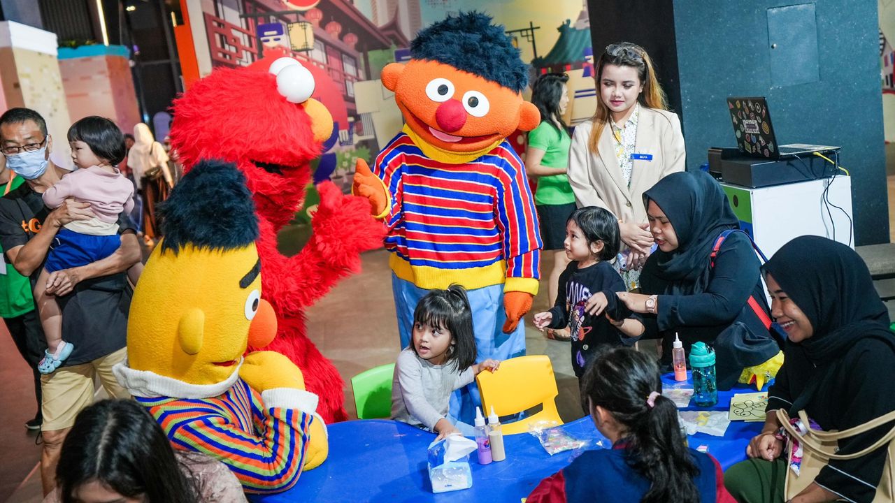 Sesame Street 55th Anniversary Celebration: Meet & Greet with Elmo & Friends Ada di Tangerang