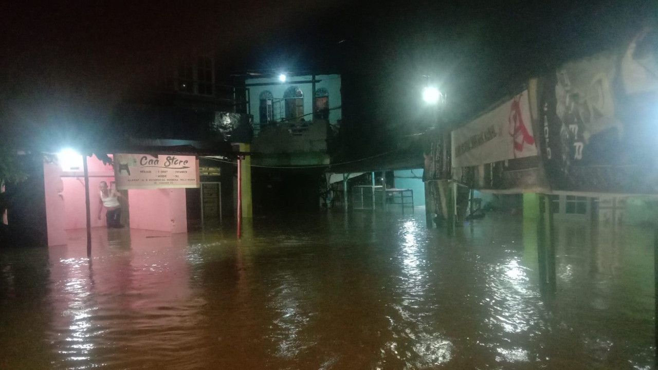 Penampakan Banjir di Kota Medan, Ratusan Warga Bertahan di Rumah