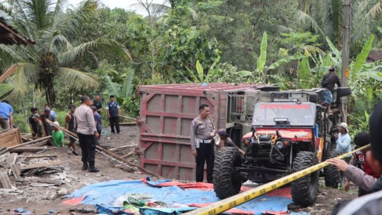 Daftar 11 Orang Meninggal dalam Kecelakaan Truk Bermuatan Pasir dengan Minibus di Purworejo