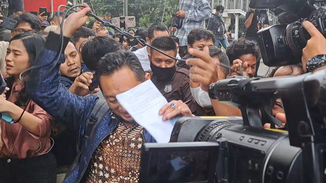Usai Beri Klarifikasi ke KPK, Kepala Bea Cukai Makassar Andhi Pramono Pamer Cincin dari Kiai