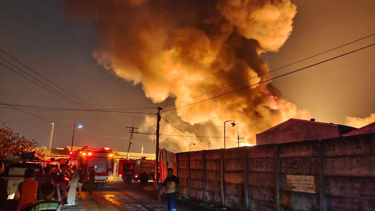 Gudang Tiner di Surabaya Kebakaran, Pegawai, Pasutri, dan Petugas Damkar Jadi Korban
