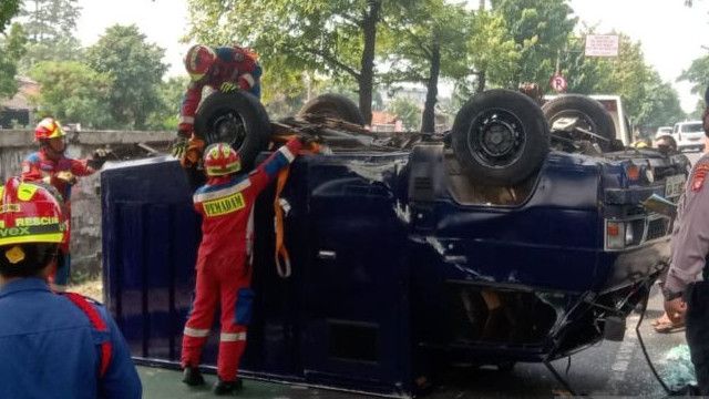 Kecelakaan karena Hindari Motor, Mobil Pengangkut Uang Terbalik di Klender Jaktim