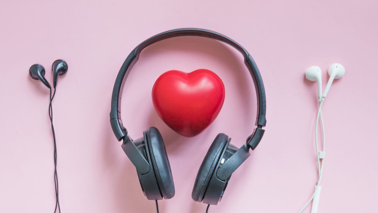 Lagi Suka Seseorang? Ini 5 Lagu Romantis Buat Kamu Biar Makin Berbunga