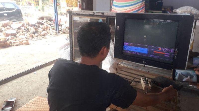 Hibur Diri, Korban Gempa Sumbar Nonton TV Rusak: Nikmati Meski Berduka...