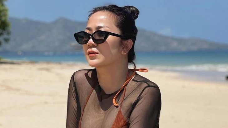 Tampil Hot di Pantai Lombok, Potret Seksi Tante Ernie Pakai Busana Transparan, Netizen Auto Zoom