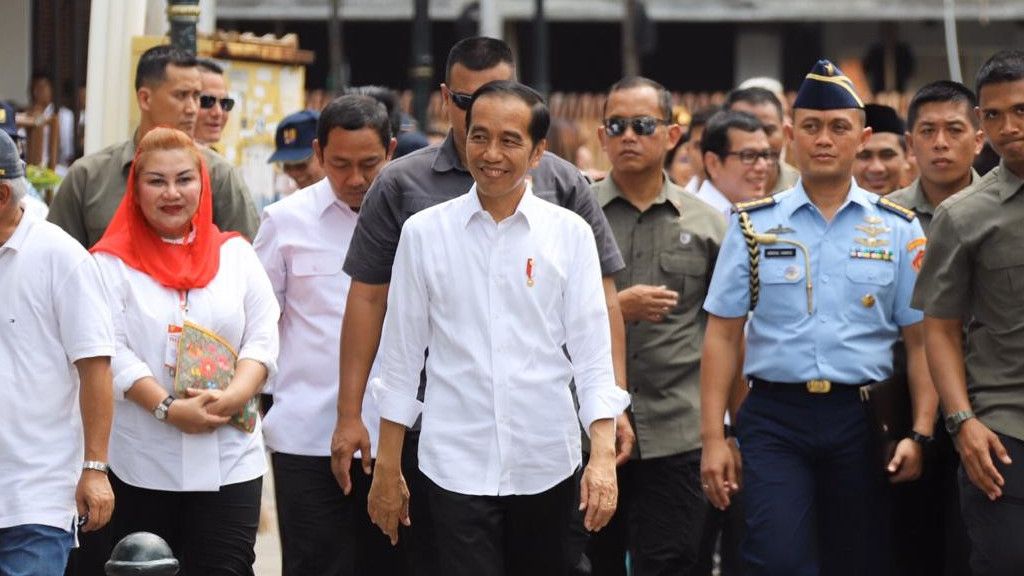 Beredar Video Presiden Jokowi Sebarkan Kaos 3 Periode, Benarkah?