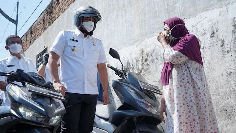 Aksi Wali Kota Medan Bobby Nasuiton 'Blusukan' Pakai Motor Matic, Bagikan Sembako untuk Warga Terdampak PPKM