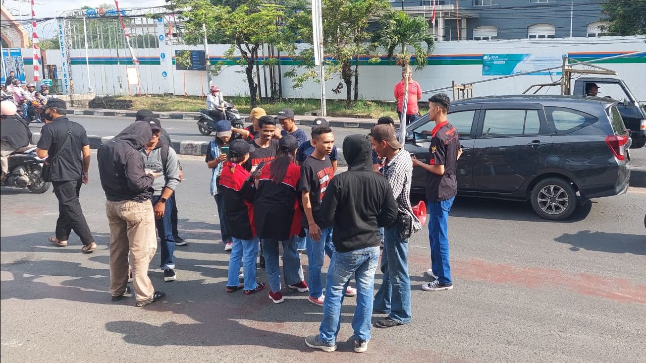 Mau Tutup Jalan, Polisi Dorong Demonstran di Makassar: Kau Mengganggu!
