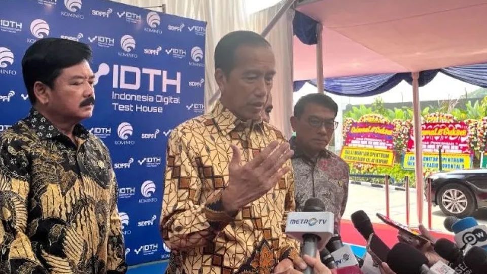 Presiden Jokowi Nilai Penutupan Pabrik Sepatu Bata karena Kalah Saing