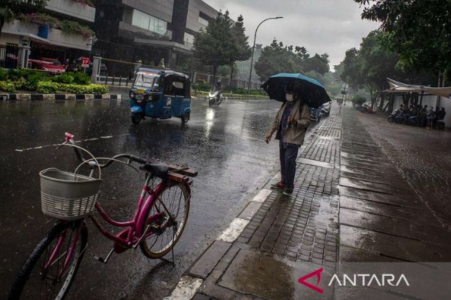 Hujan Disertai Petir Bakal Guyur Wilayah Jakarta pada Sabtu Malam