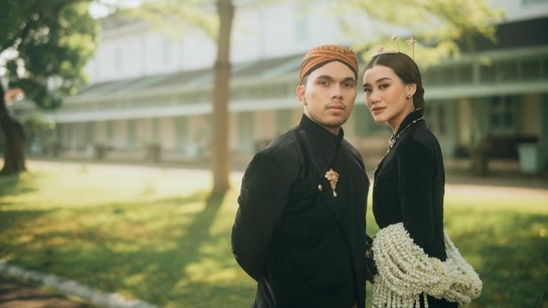 Pakai Balutan Busana Jawa, 5 Potret Prewedding Thariq Halilintar dan Aaliyah Massaid di Puro Mangkunegaran Solo