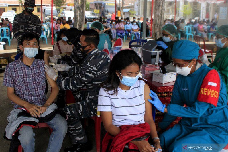 Tinjau Vaksinasi di Kota Kendari, Jokowi Minta Tiap Kabupaten Bantu Percepat Terbentuknya Herd Immunity