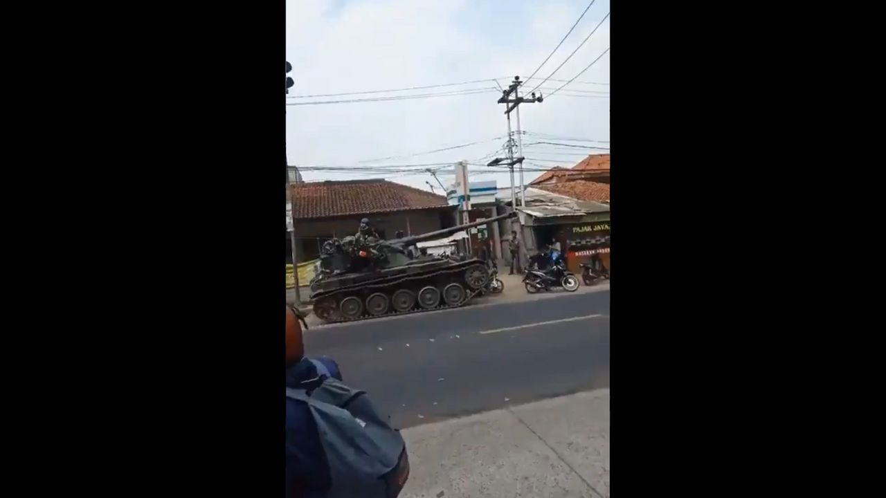 Ini Penyebab Tank TNI Tabrak Motor dan Gerobak di Bandung Barat