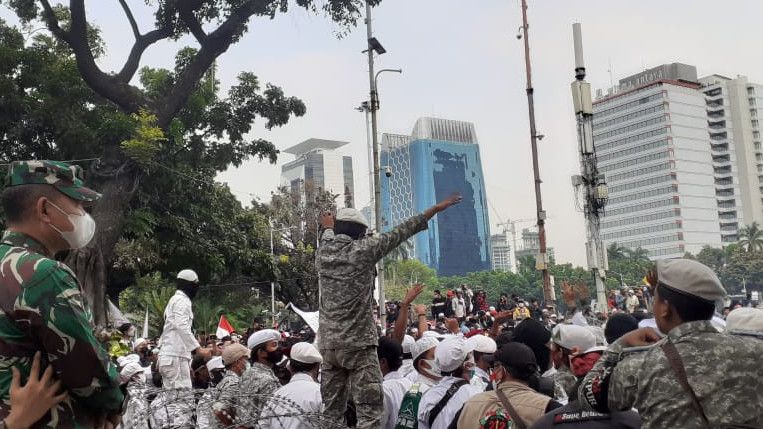 Aksi Prajurit TNI Tenangkan Massa 1310 dengan Selawat