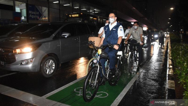 Naik Sepeda Pakai Baju Batik, Anies: Cukup Helm, Tak Perlu Terlalu Khusus