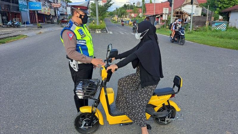 Polisi Larang Warga Pakai Sepeda Listrik di Jalan Raya, Netizen: Gak Bisa Cuan Ya Pak Pol?