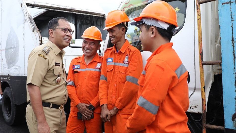 Momen Danny Pomanto Perhatikan Hal-Hal Detail yang Melekat di Petugas Kebersihan Makassar