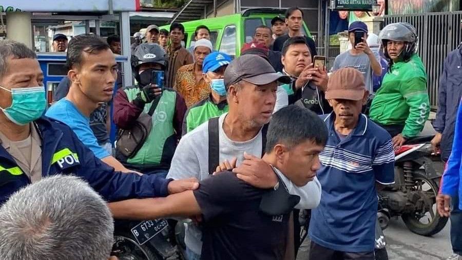 Momen Pria Berjimat yang Mau Mencuri dengan Ganjal Mesin ATM Takluk Dikepung Warga Bogor