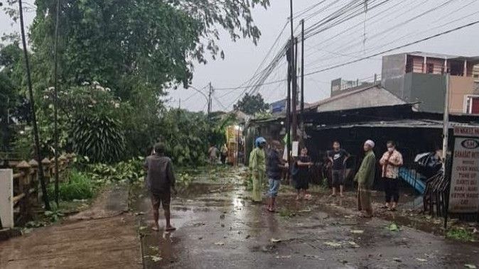 Penampakan Hujan dan Angin Kencang di Depok, Pohon dan Reklame Tumbang