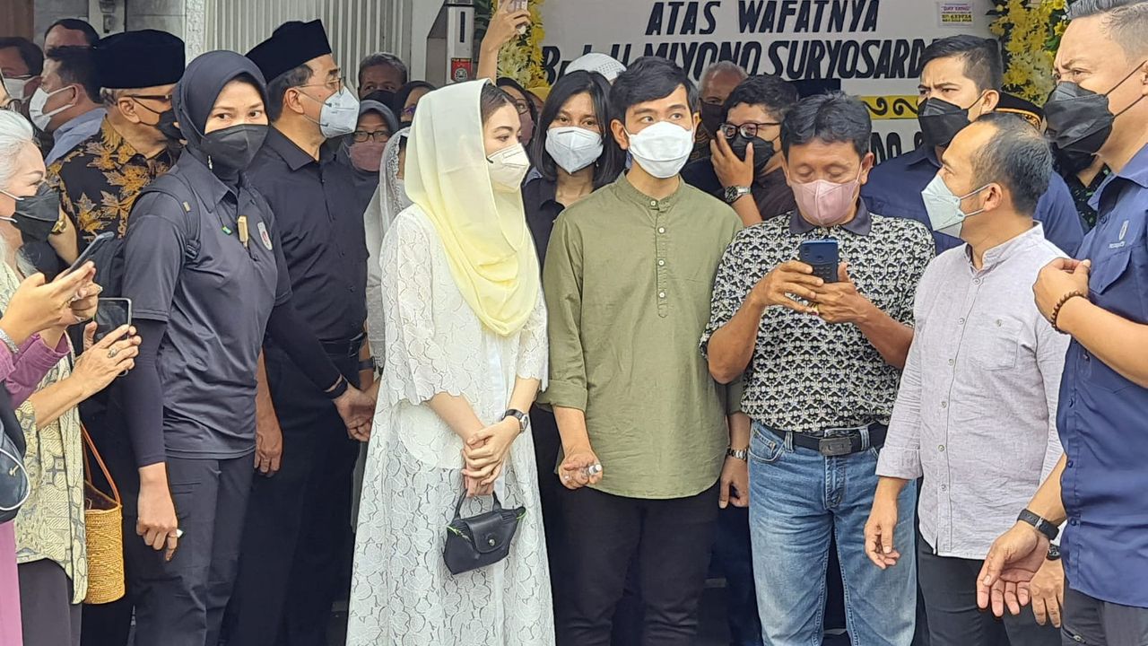 Momen Selvi Ananda Berkerudung Putih Temani Jokowi, Gibran, dan Kaesang Antar Jenazah Pakde Miyono ke Persemayaman Akhir