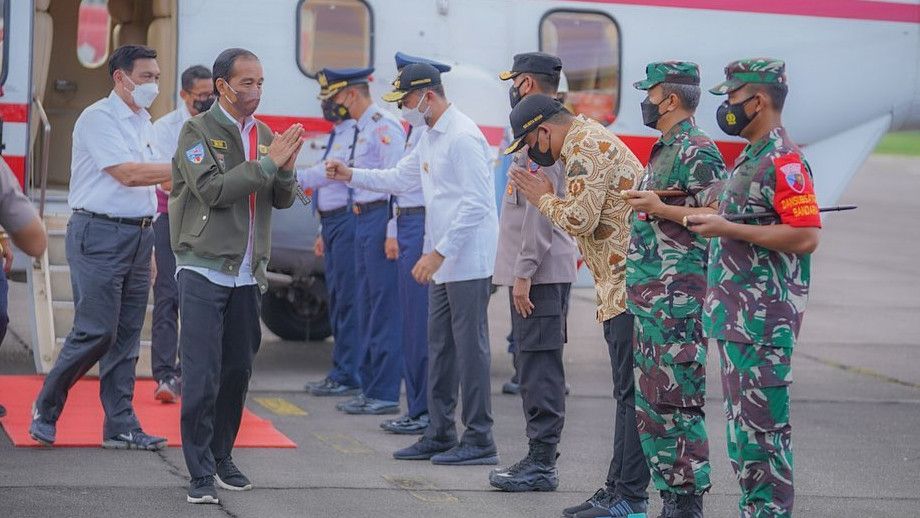 Aksi Bobby Nasution Tundukkan Kepala Saat Antar Jokowi, Netizen: Presidenku Mertuaku Judulnya