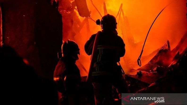 Rumah Makan di Rawabadak Jakarta Utara Ludes Terbakar