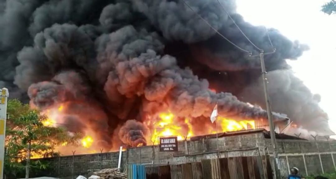 Pabrik Alumunium Foil di Bogor Terbakar, Pemadam Kesulitan Padamkan Api
