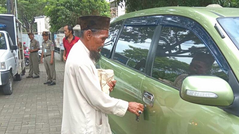 Pilih Rental Mobil daripada Naik Angkot, Pengemis Ini Hebohkan Warga Bogor