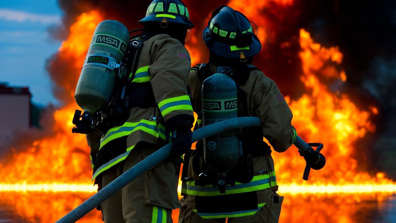 Belasan Lapak Makanan di Jalan Fatmawati Dekat Stasiun MRT Cipete Terbakar