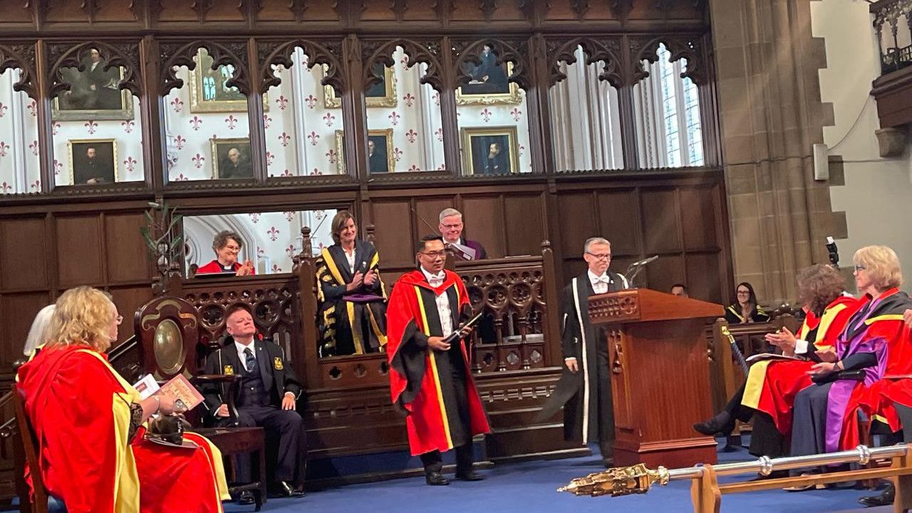 Sukses Pimpin dan Bangun Jabar, Ridwan Kamil Terima Gelar Doktor Honoris Causa dari University of Glasgow