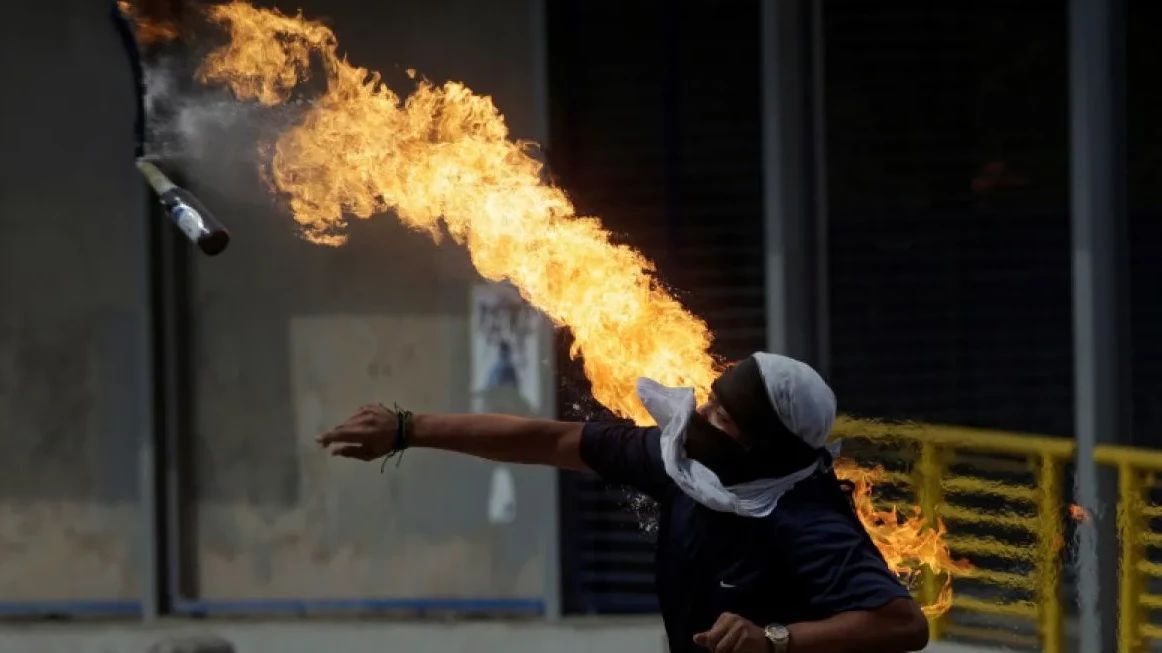 Usai Insiden Ojol Dilindas Mobil Rantis Brimob, Warga Lempar Bom Molotov ke Pos Polisi Yogyakarta