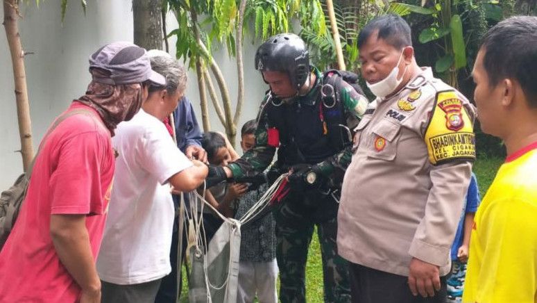 Penerjun Payung TNI Selamat Setelah Mendarat di Rumah Warga Jagakarsa Jaksel