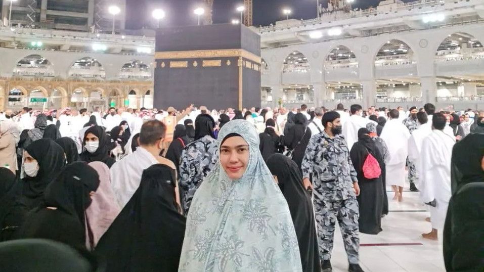 Didoakan Istiqomah, Potret Cantik Cathrine Wilson yang Tampil Hijab Sepulang Umrah