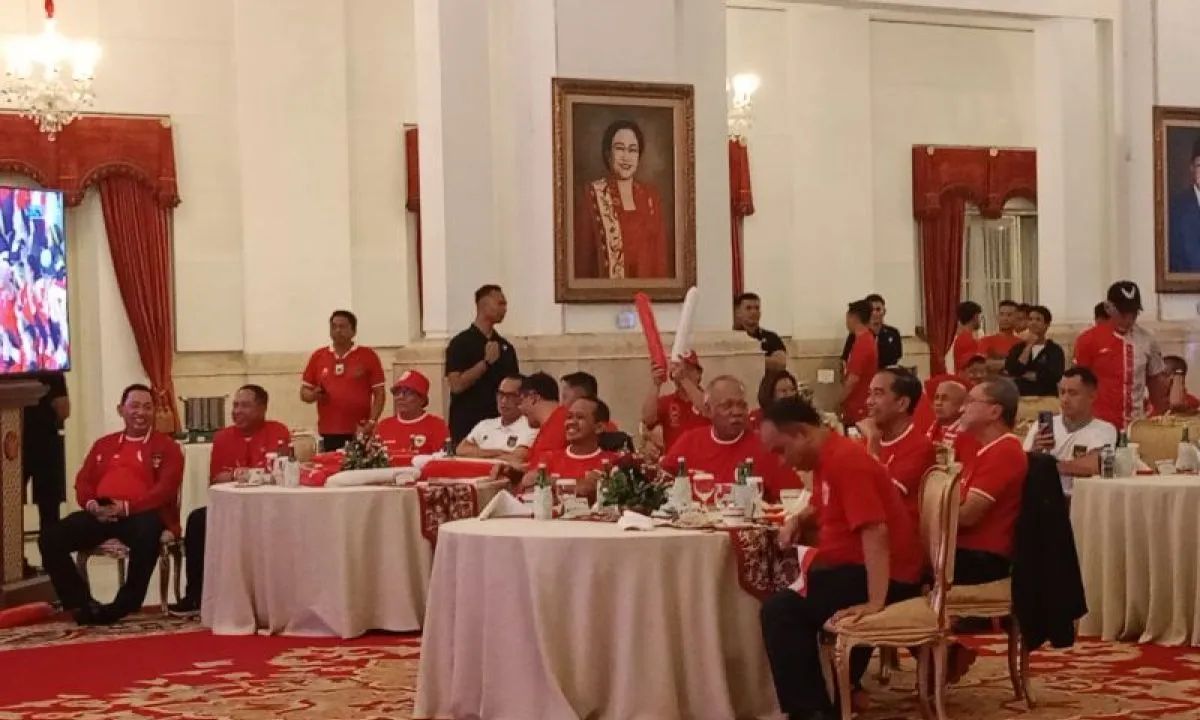 Nobar di Istana, Jokowi dan Menteri hingga Panglima Kompak Pakai Jersey U-23