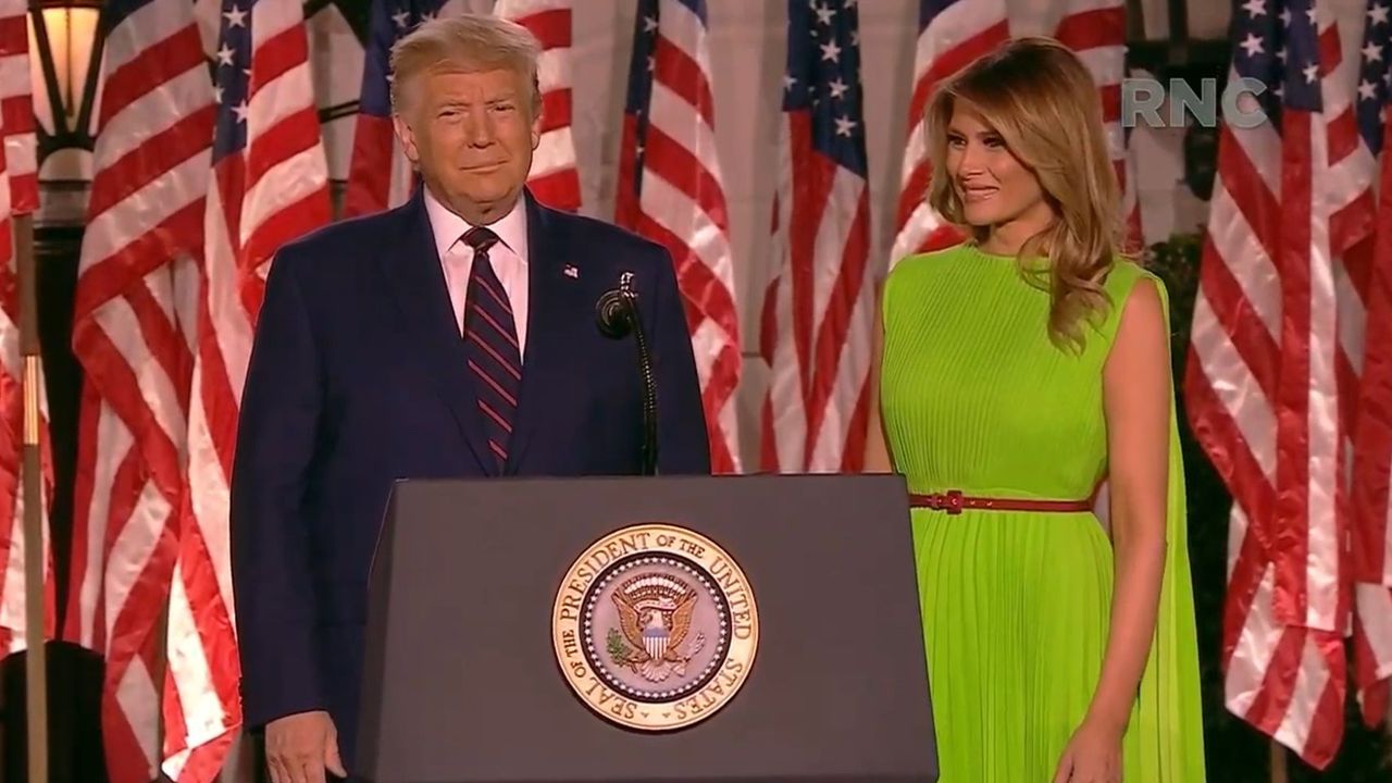 Warganet Ubah Baju Istri Donald Trump Jadi <i>Green Screen</i>