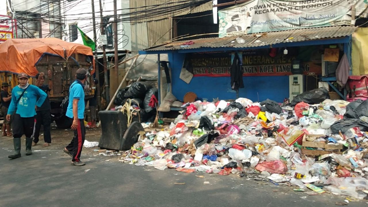 Tumpukan Sampah di Cipondoh Tangerang Makan Badan Jalan Bikin Macet, Warga: Sudah Lama Bikin Ganggu Terus Bau