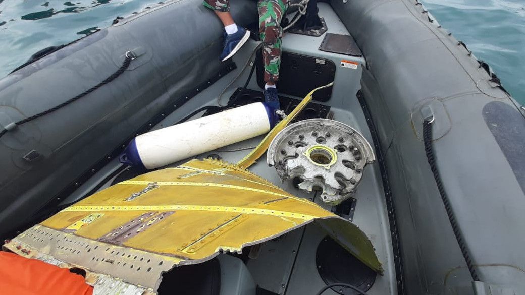 Pasukan TNI AL Temukan Velg Roda Hingga Logam yang Diduga dari Sriwijaya Air