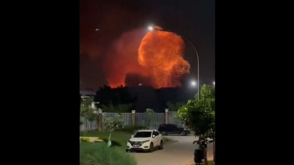 Detik-detik Ledakan Besar Dekat Gudang Peluru Yonarmed Kota Bekasi