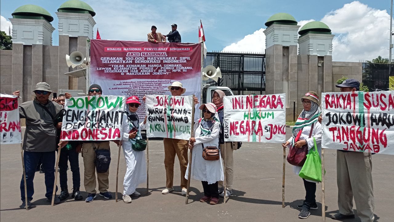 Massa Aksi Bentangkan Spanduk di Depan Gedung DPR 'Jokowi Pengkhianat Demokrasi Indonesia'