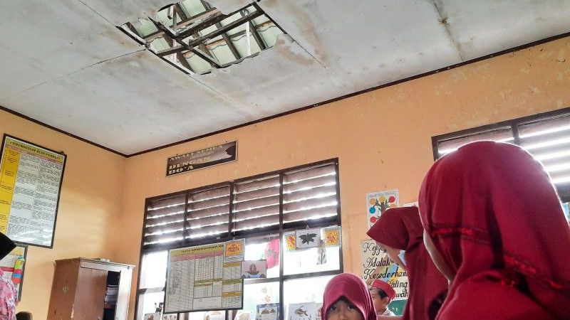 Diterjang Angin Kencang, Genteng dan Plafon SD di Tangerang Jebol, Bisa Bahayakan Anak Murid