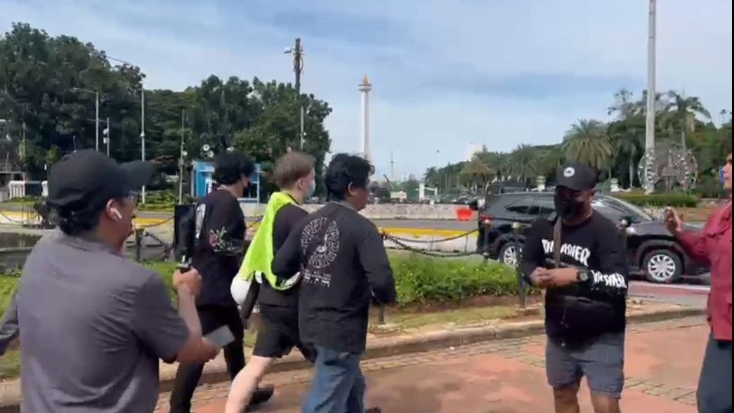 Petugas Berbaju Preman Tangkap WNA Saat Demo Indonesia Gelap di Patung Kuda Jakpus