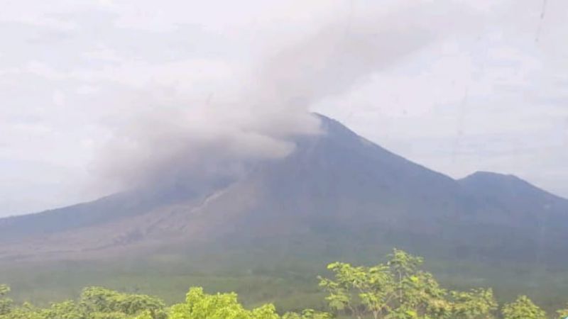 Status Waspada, Gunung Semeru Kembali Luncurkan Awan Panas Guguran