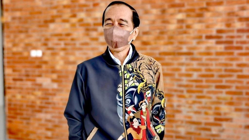 Presiden Jokowi Pamer Outfit dari UMKM Blora, Netizen Nyinyir: Rakyat Gak Makan Jaket, Pak!