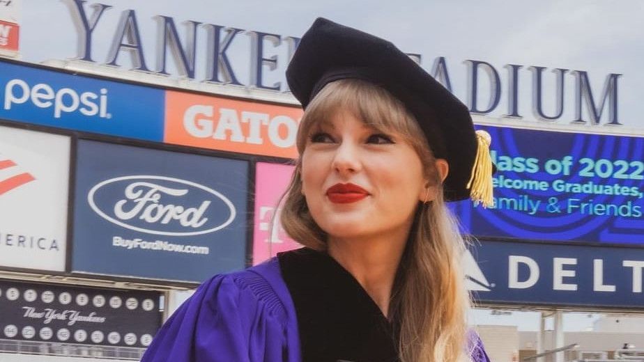 Terima Gelar Doktor Seni Rupa dari New York University, Taylor Swift: Aku Bangga!