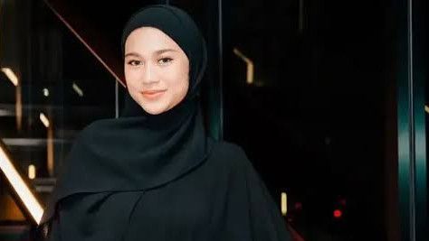 Akhirnya Muncul Usai Isu Perselingkuhan, Azizah Salsha Dibanjiri Kritikan karena Pakai Hijab dan Pergi Umrah