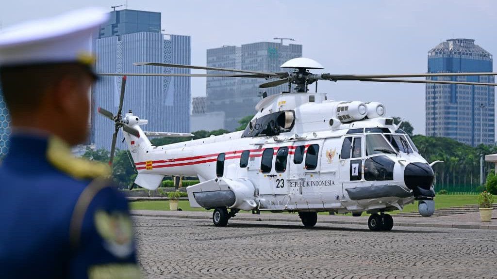 Seskab Teddy Jawab Pertanyaan soal Helikopter Pemerintah Tak Pernah Kelihatan di Sumatra